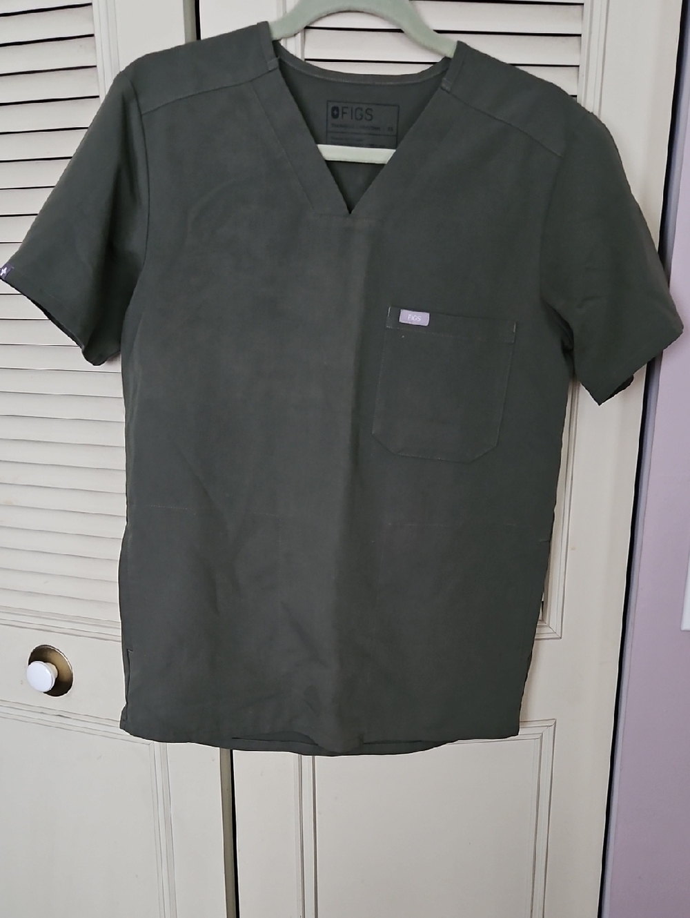 Figs Men’s Short Sleeve V-Neck Scrub Top in Moss Green